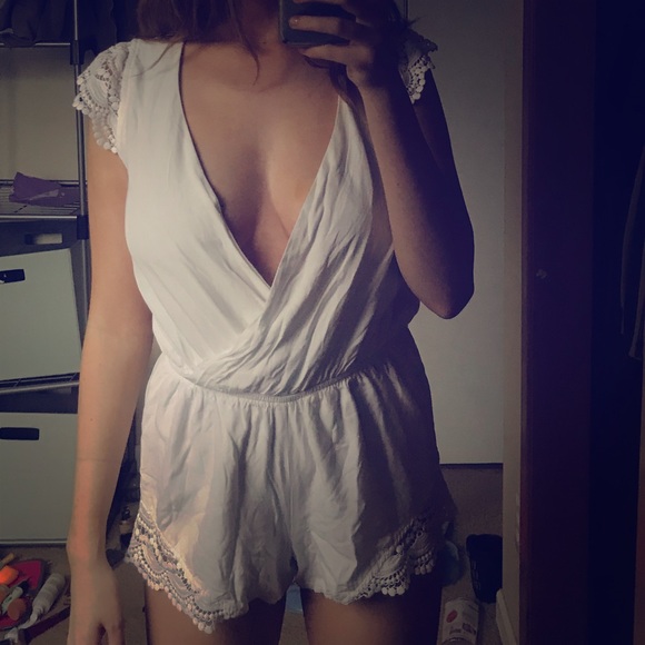 Lowcut white romper - Picture 1 of 4